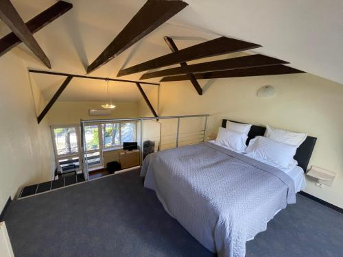 奈达奈达露营酒店的卧室配有带白色枕头的大床