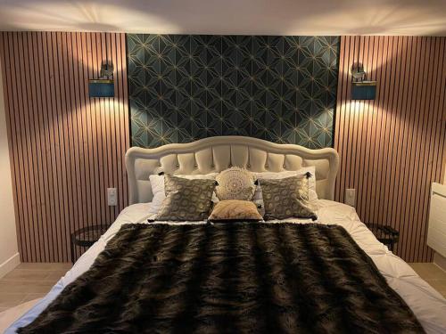 ChartrettesSuite d'amour et détente jacuzzi, sauna et massage的一间卧室设有一张大床和黑色墙壁