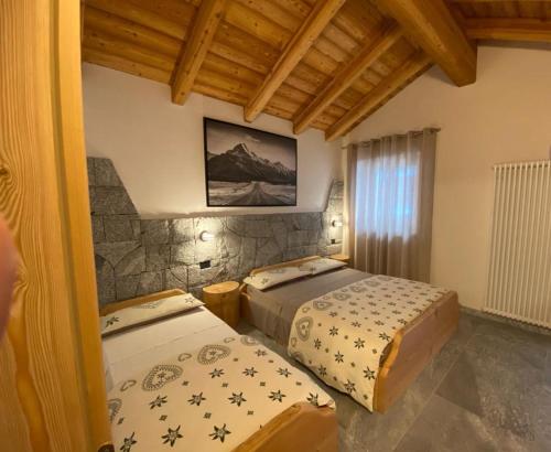 平佐洛B&B Casa il sasso的一间卧室,配有两张床