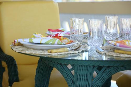 尼格瑞尔Jannetta's @Whimhill Bed & Breakfast的一张带盘子和玻璃杯的绿桌