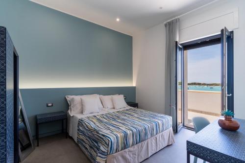 切萨雷奥港Residence Medusa by BarbarHouse的一间卧室设有一张床,享有海景