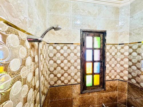 索维拉Unique Villa Castle With Pool的带淋浴的浴室,带窗户