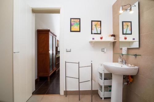 卡塔尼亚Antico Borgo的一间带水槽和镜子的浴室