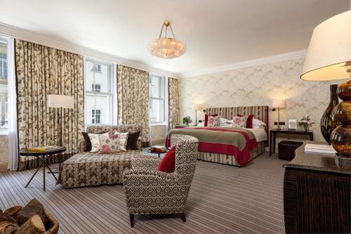 伦敦Brown's Hotel, a Rocco Forte Hotel的酒店客房,配有床和沙发