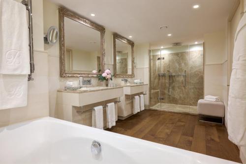 伦敦Brown's Hotel, a Rocco Forte Hotel的带浴缸、水槽和淋浴的浴室