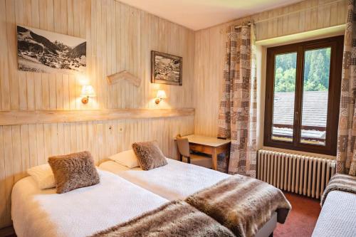 阿雷什维勒特酒店的酒店客房设有两张床和窗户。