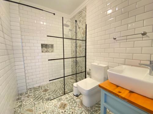 马尔马里斯BÜŞRA SELİMİYE的白色的浴室设有水槽和卫生间。