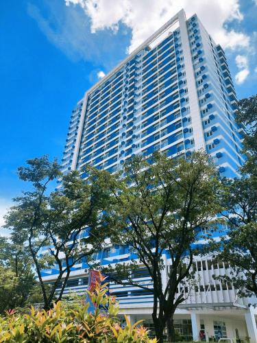 卡加盐德奥罗11F Condo in Limketkai Center CDO的前面有树木的高楼