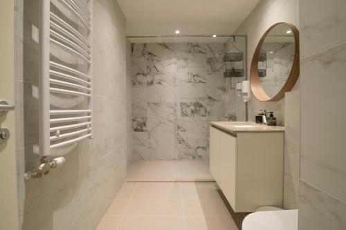 贝尔格莱德Belgrade Waterfront - River Residence的白色的浴室设有水槽和镜子