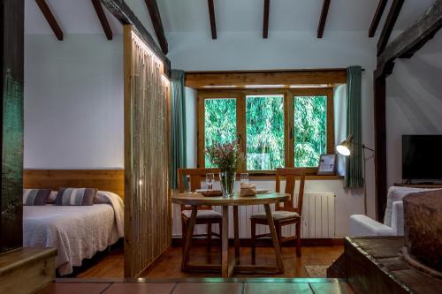 圣维森特-德拉巴尔克拉埃尔莫利诺博纳科乡村民宿的客房设有桌子、床和窗户。