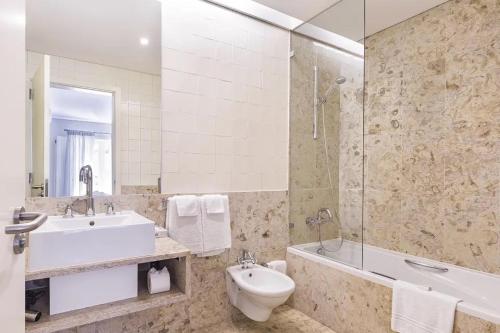 维拉摩拉Vilamoura Marina Lake的浴室配有盥洗盆、卫生间和浴缸。