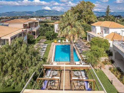 卡拉马孔Aeolos Boutique Hotel and Suites的享有带躺椅的游泳池和度假村的空中景致