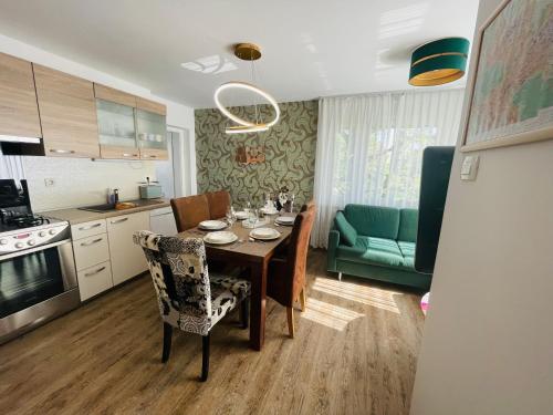 卢布尔雅那Apartment Armic的厨房以及带桌椅的用餐室。