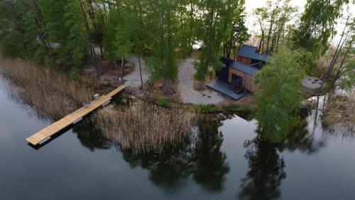 吉日茨科Tiny House - Osada Wilkasy的湖中房屋的空中景观
