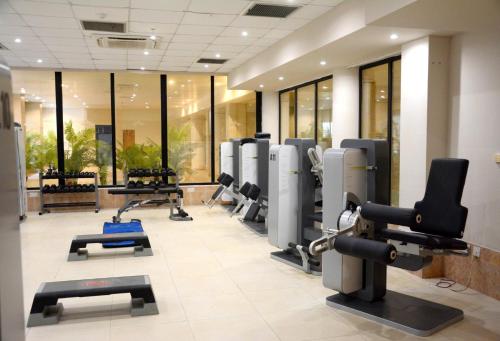 梅利哈Labranda Riviera Hotel & Spa的健身房设有一排有氧运动器材和跑步机
