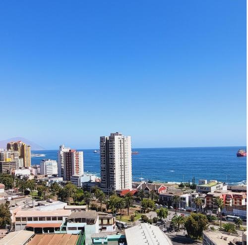 安托法加斯塔Departamento en Antofagasta 2D+1B FULL的城市天际线,背景是海洋