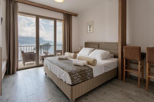 布德瓦Viewpoint Villa的一间带大床的卧室和一个阳台