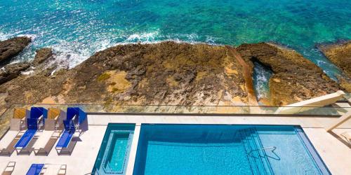 SeaDreams Boutique Oceanfront Condos by Grand Cayman Villas & Condos内部或周边的泳池