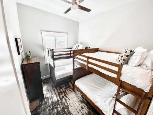 摩押Beautiful Brand NEW Luxury Condo @ Sage Creek的一间卧室设有两张双层床和吊扇