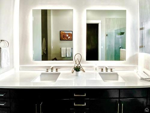 摩押Beautiful Brand NEW Luxury Condo @ Sage Creek的浴室设有2个水槽和2面镜子