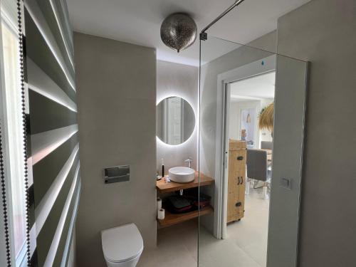 罗萨斯Almadrava Paradise的一间带水槽和镜子的浴室