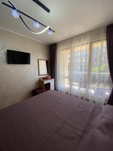 索佐波尔Apartment Veronika的一间卧室设有一张大床和一个窗户。