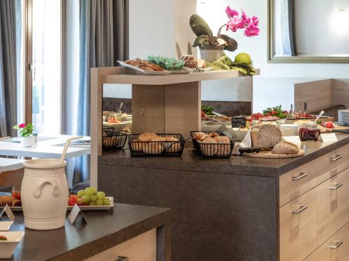 布鲁尼科Hotel B&B Martha的厨房配有带面包和蔬菜的篮子柜台