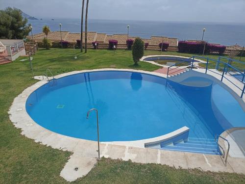 拉海瑞德拉ADNANIa 2023的享有大型蓝色游泳池的顶部景致