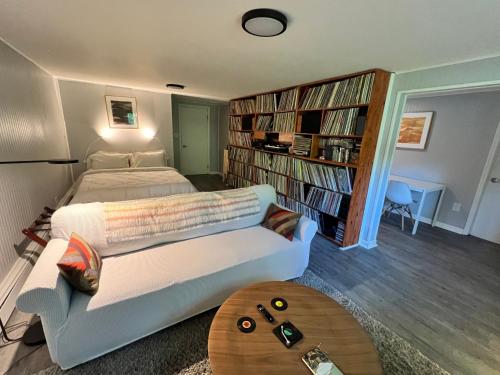Mid-Century DJs Dream near Rhinebeck的一间卧室配有床、沙发和书架