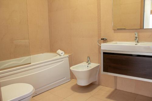卡武埃鲁Leta´s Beach House的浴室配有盥洗盆、卫生间和浴缸。