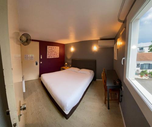 莫吉奥Contact Hotel LE SUD Montpellier Aéroport Parc Expo Arena的一间小卧室,配有白色的床和窗户