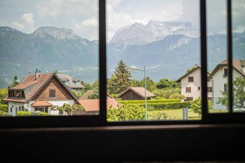 圣若里奥Venez Chez Vous - La Grange du Lac - Vue montagne的从房子和山脉的窗户可欣赏到风景