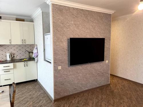 塞凡Aram Guest House的客厅设有壁挂式平面电视。