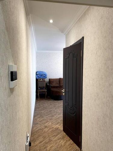 塞凡Aram Guest House的走廊设有通往客厅的门