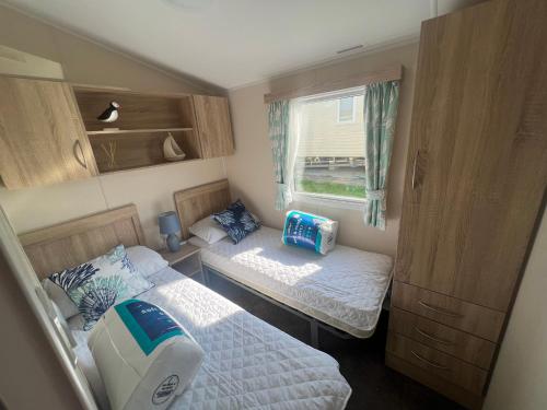 Newquay Bay Resort170 Newquay Bay Resort的一间小卧室,配有两张床和窗户