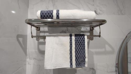 乌季达DLX02 - Appartement Deluxe 2 chambres - Centre Ville Oujda的浴室内带毛巾的毛巾架
