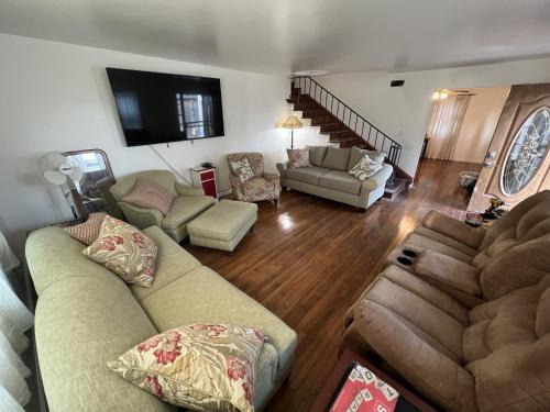 诺福克Water Front Oasis home的客厅配有两张沙发和一台电视机