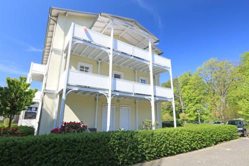 奥斯特巴德·哥伦Villa Strandmuschel Whg. 09 mit Balkon的白色的公寓大楼,设有白色阳台