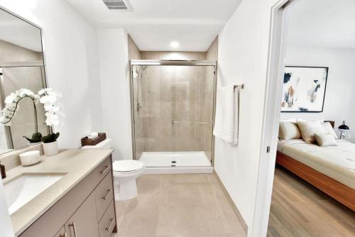 沃思湖Gardenia - The Designer Apartment的带淋浴和卫生间的白色浴室