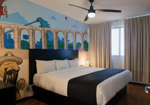 克雷塔罗姆帕拉魁塔和酒店的一间卧室配有一张壁画床