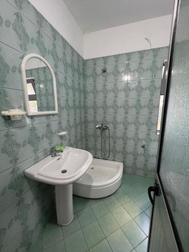 圣金Apartment Kune, Shëngjin 2的一间带水槽和镜子的浴室