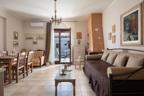 阿菲托斯Antique Apartment的客厅配有沙发和桌子