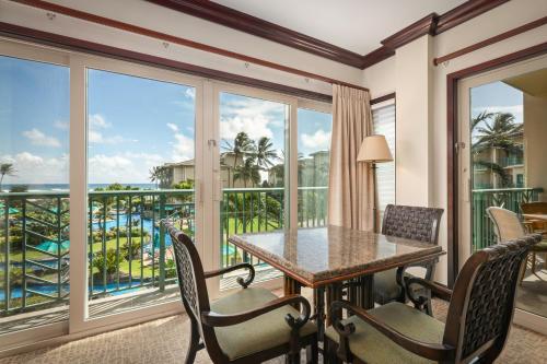 卡帕阿Waipouli Beach Resort and Spa Kauai by OUTRIGGER的一间带桌椅的用餐室和一个阳台