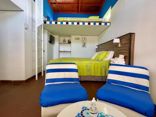 索里托斯索里托斯海滩酒店的卧室配有一张床和一张桌子及椅子