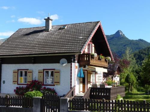 施特罗布尔科诺佩尔豪斯度假屋的前面有围栏的小房子
