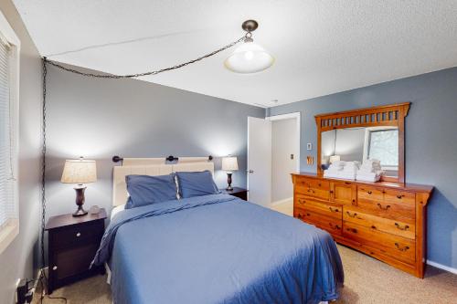 DoverGlorious Scenery的一间卧室配有蓝色的床、梳妆台和镜子