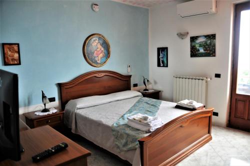 伊斯基亚Villa Gesualda的一间卧室配有一张床、一张桌子和一台电视