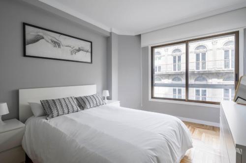 维戈Oporto 4的白色的卧室设有床和窗户