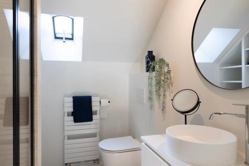哈瑟尔特Huys17的白色的浴室设有水槽和镜子