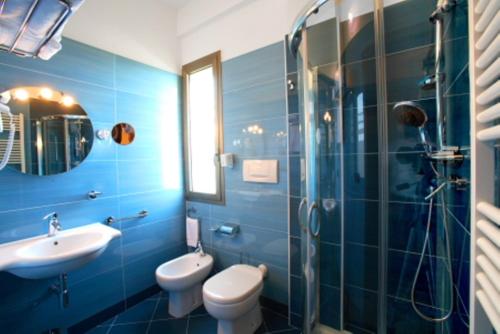 切萨雷奥港Hotel Posidonia的一间带水槽、卫生间和淋浴的浴室